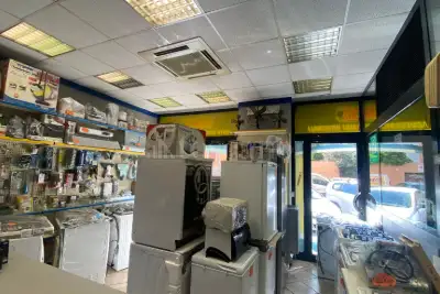 Negozio in vendita, Via dei Frassini, Roma