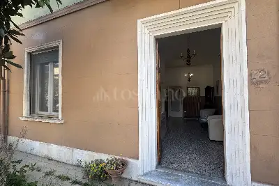 Villino a Schiera in vendita, Via Edmondo de Amicis, Prato