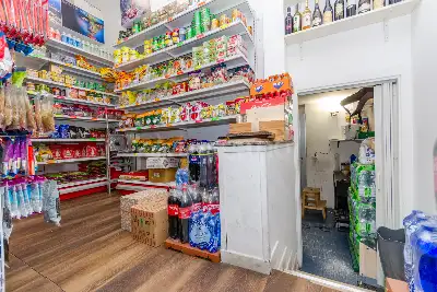 Negozio in vendita, Via Parmigianino, Milano