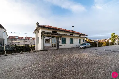 Negozio in vendita, Via Giosuè Carducci, Fontanafredda