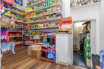 Negozio in vendita, Via Parmigianino, Milano