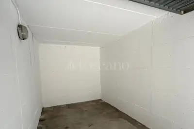 Box in affitto, Via Giacomo Leopardi, Erba