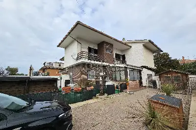 Villino a Schiera in vendita, Via dell'Orione, Pomezia