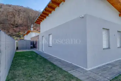 Villa in vendita, Via Dei Motti, Marchirolo