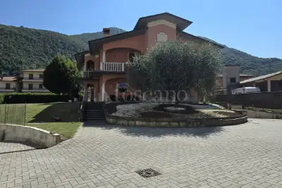 Villa in vendita, Via F. Petrarca, Sarezzo