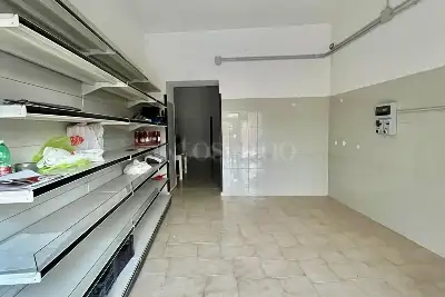 Negozio in affitto, Via Francesco Tedesco, Avellino