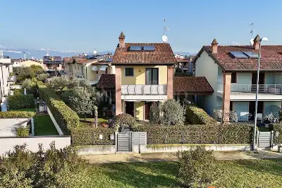 Villa in vendita, Via Achille Ambrosi, Peschiera del Garda