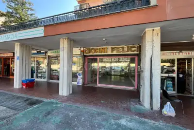 Negozio in vendita, Via Al Sesto Miglio, Roma
