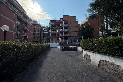 Box in vendita, Viale Isacco Newton, Roma