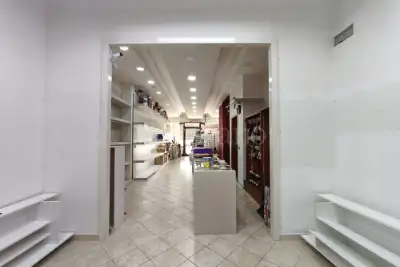 Negozio in affitto, Viale Commenda, Brindisi