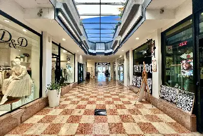 Negozio in vendita, Piazza Matteotti, Desenzano del Garda