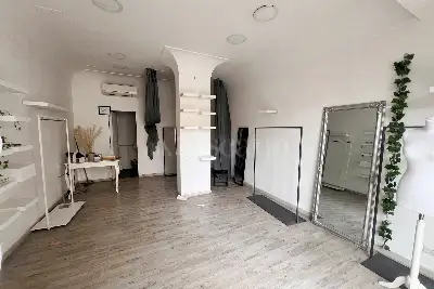 Negozio in vendita, Via Edoardo Jenner, Roma