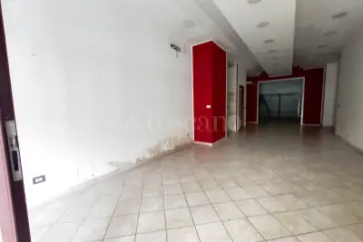 Negozio in affitto, Viale Commenda, Brindisi