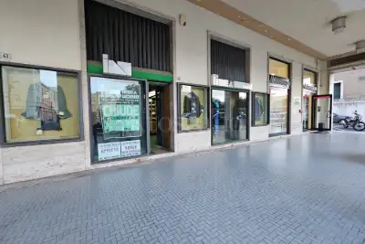 Negozio in vendita, Piazza della Libertà, Latina
