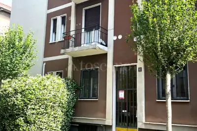 Box in affitto, Via Achille Bizzoni, Milano