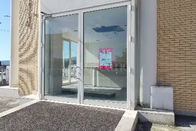 Negozio in affitto, Via Lazio, Orte