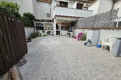 Villino a Schiera in vendita, Via Lago di Como, Pomezia