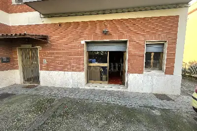 Negozio in vendita, Via Pier Crescenzi , Pomezia
