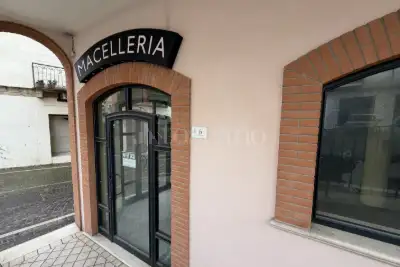 Negozio in vendita, Piazza Salvador Allende, Nereto
