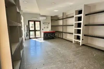 Negozio in affitto, Via Re Manfredi, Atripalda