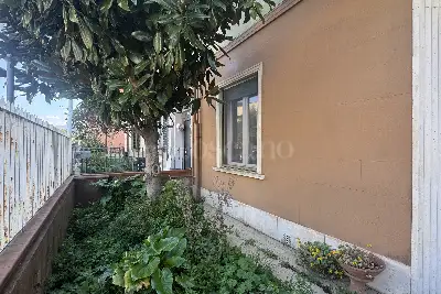 Villino a Schiera in vendita, Via Edmondo de Amicis, Prato