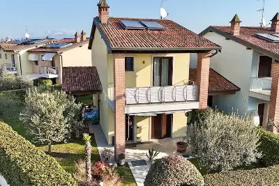 Villa in vendita, Via Achille Ambrosi, Peschiera del Garda