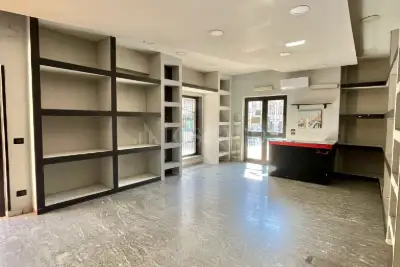 Negozio in affitto, Via Re Manfredi, Atripalda