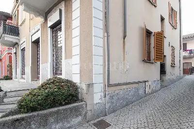 Negozio in vendita, Via Montello, Cantù