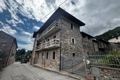 Casa Indipendente in vendita, Via Roma, Cuasso al Monte