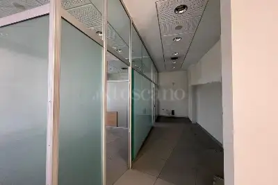 Negozio in vendita, Piazza Andrea Schiavone, Milano