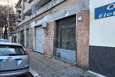 Negozio in affitto, Viale Palmiro Togliatti, Roma