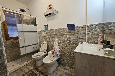 Villino a Schiera in vendita, Via Lago di Como, Pomezia