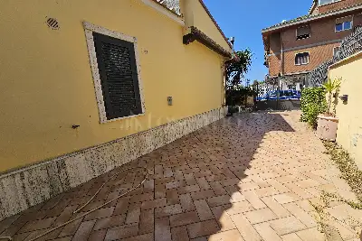 Villa in vendita, Via Rumenia , Pomezia