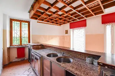 Negozio in vendita, Via Montello, Cantù