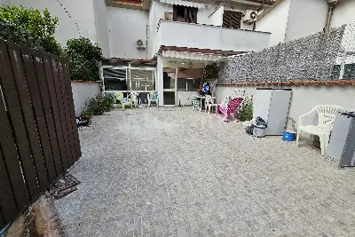 Villino a Schiera in vendita, Via Lago di Como, Pomezia