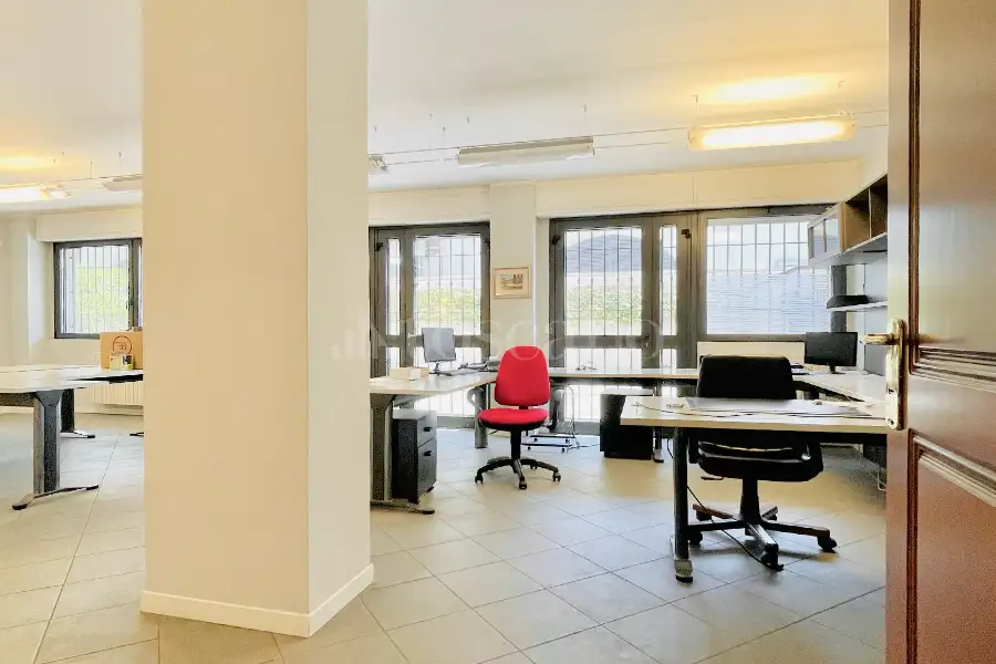 Ufficio in vendita di 300 mq a €650.000 (rif. 48/2026)