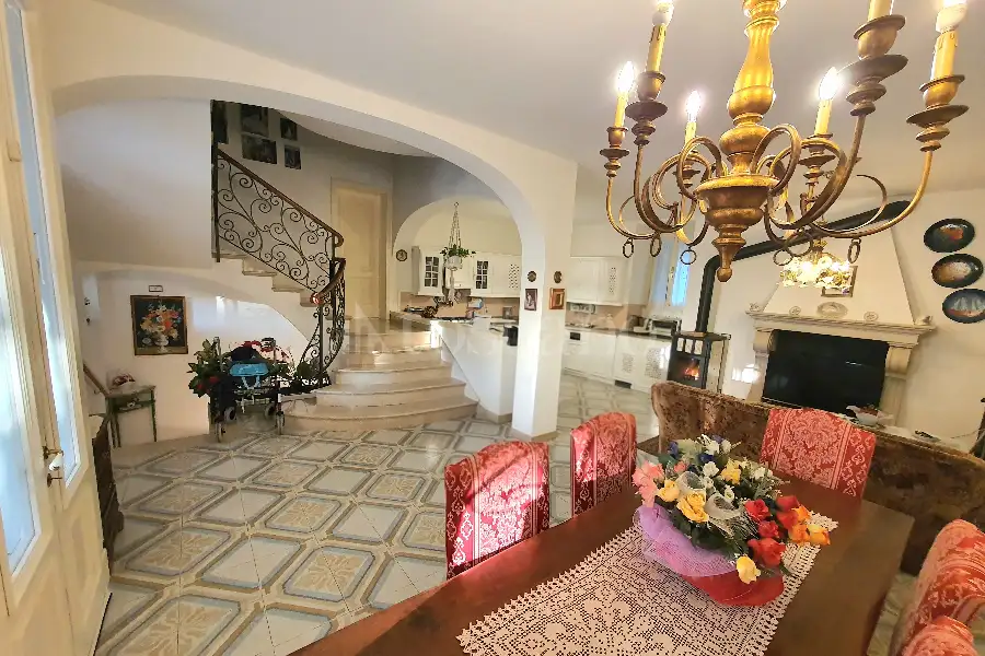 Villa Plurifamiliare in vendita di 400 mq a €399.000 (rif. 6/2025)