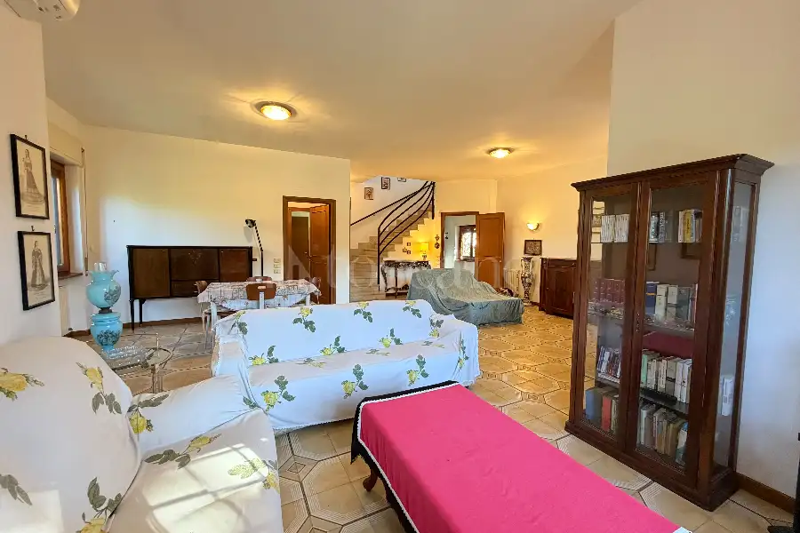 Villa in vendita di 250 mq a €739.000 (rif. 100/2026)