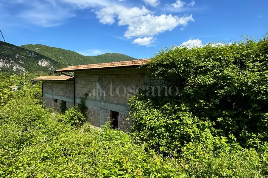 Casa Indipendente in vendita di 332 mq a €60.000 (rif. 64/2025)