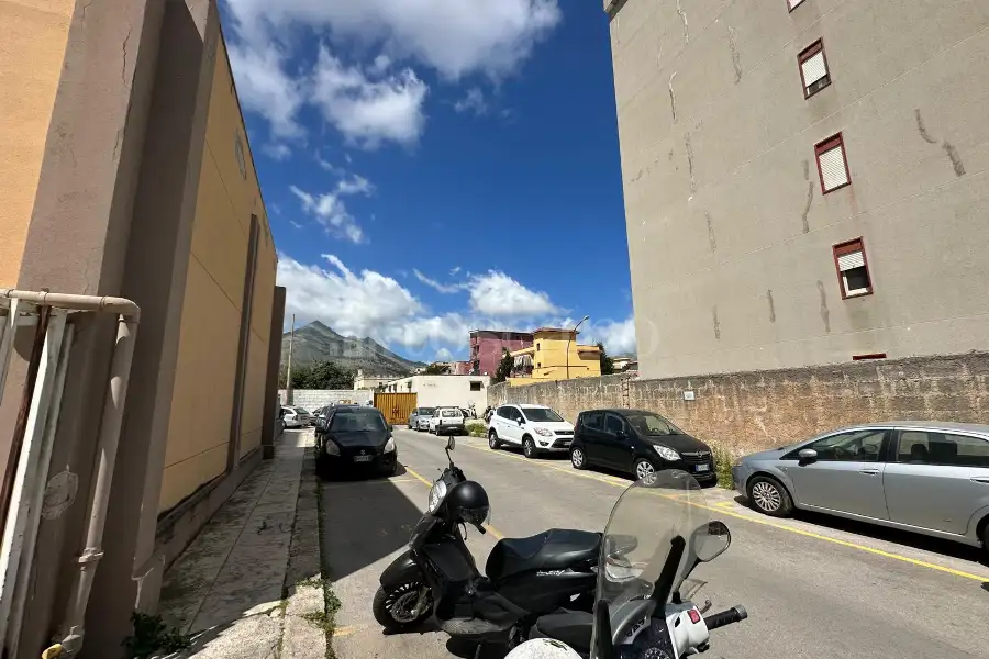 Negozio in affitto di 82 mq a €600 (rif. 117/2025)