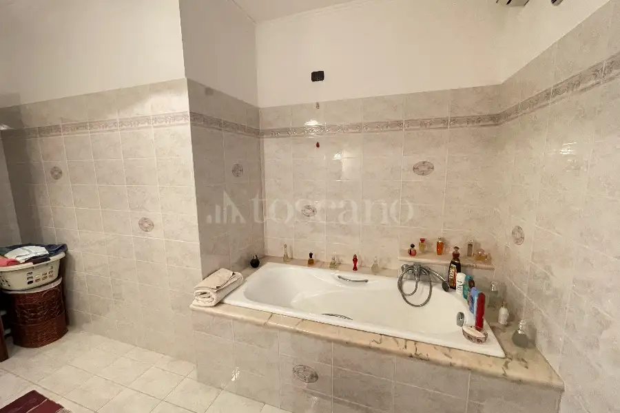 Casa Indipendente in vendita di 382 mq a €450.000 (rif. 2/2026)