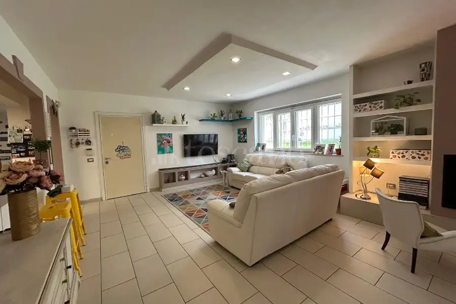 Villa Plurifamiliare in vendita di 220 mq a €459.000 (rif. 44/2026)