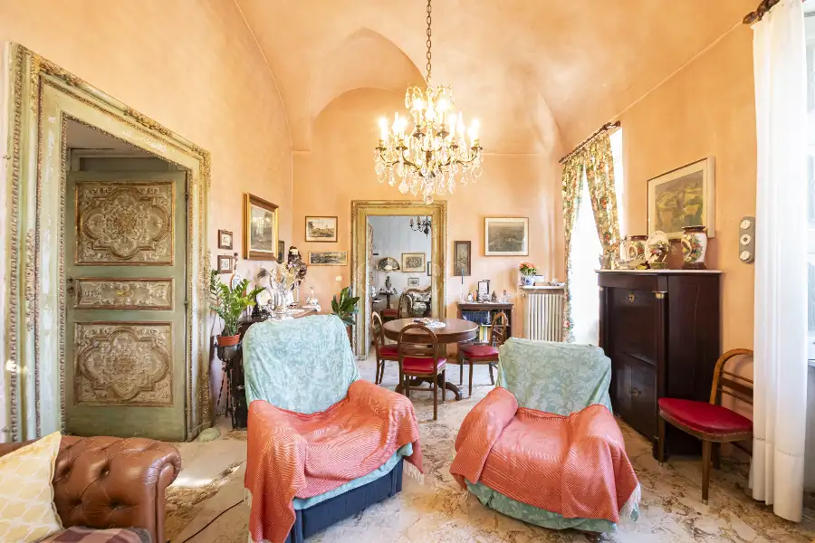 Casale in vendita di 1.000 mq a €1.150.000 (rif. 5/2026)