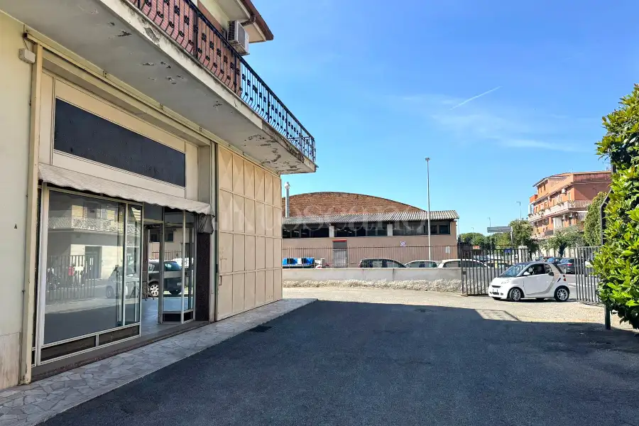 Negozio in affitto di 90 mq a €1.250 (rif. 10/2026)