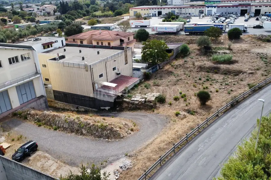 Capannone in vendita di 830 mq a €350.000 (rif. 213/2026)