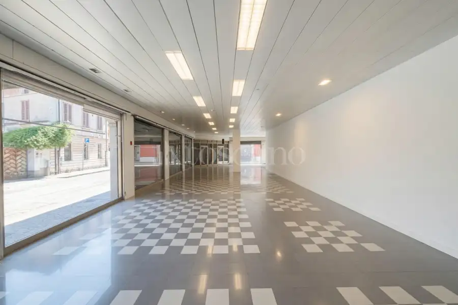 Negozio in vendita di 1.200 mq a €650.000 (rif. 20/2026)