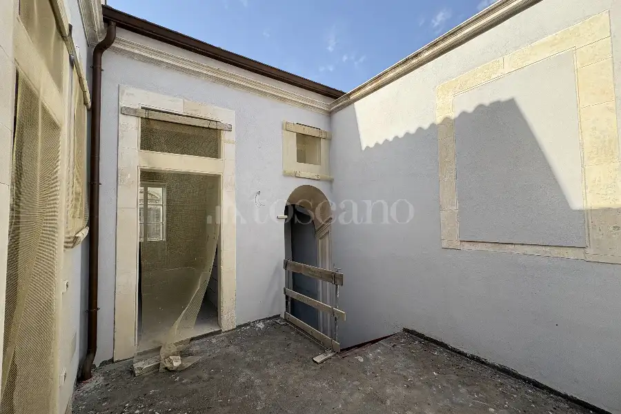 Palazzo in vendita di 420 mq a €800.000 (rif. 107/2026)