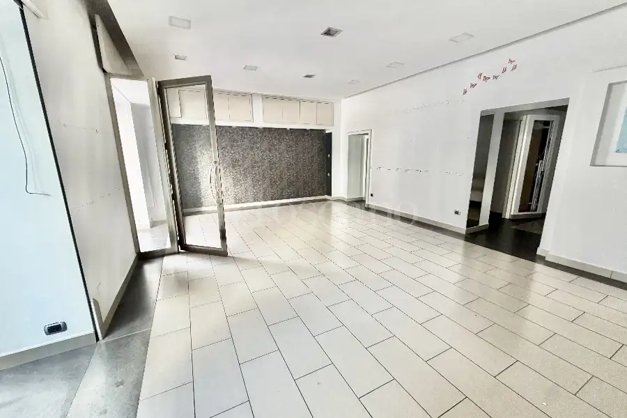 Negozio in vendita di 90 mq a €220.000 (rif. 8/2026)