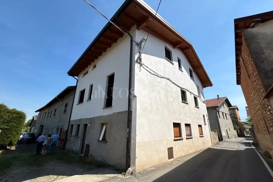 Casale in vendita di 840 mq a €650.000 (rif. 38/2026)