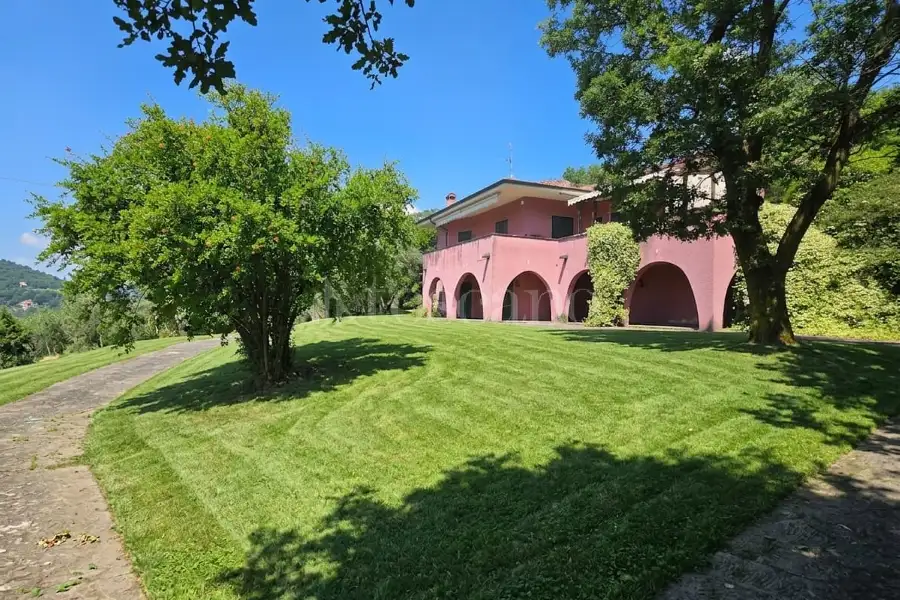 Villa in vendita di 200 mq a €780.000 (rif. 38/2026)